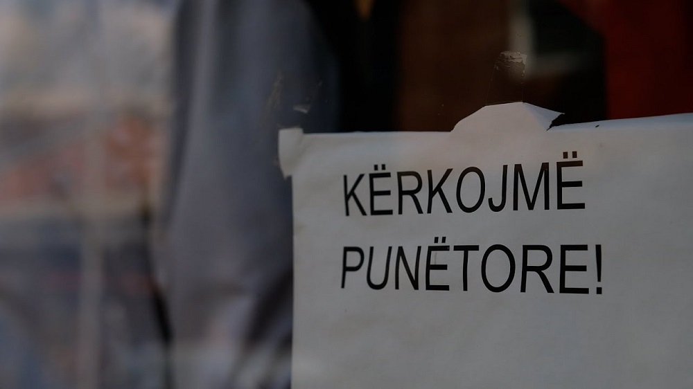 Thellohet kriza e punonjesve, kryesojne transporti dhe serviset e mjeteve